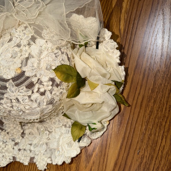 Elegant Vintage 1970s Organza Wedding Gown & Hat Veil - Picture 5 of 12